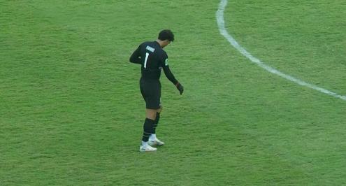 سقط مرتين وتلقى العلاج.. إصابة محمد عواد بعد هدف إنيمبا (صور وفيديو)